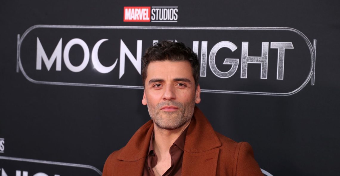 Cavaleiro da Lua: Oscar Isaac de “Saia” em estreia da série em Londres.