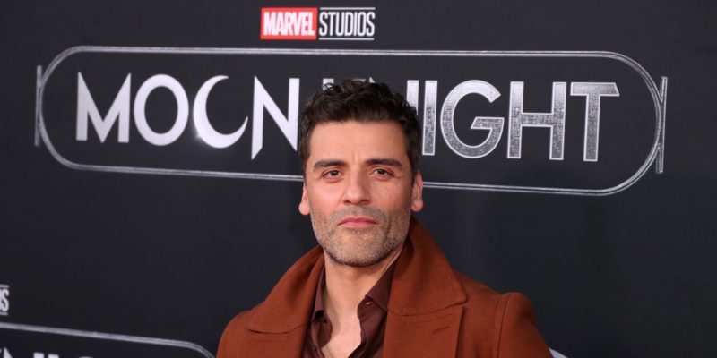 Cavaleiro da Lua: Oscar Isaac de “Saia” em estreia da série em Londres.