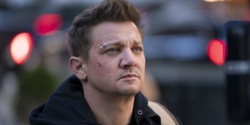 Jeremy Renner estava ajudando um desconhecido encalhado antes do seu acidente com o limpador de neve.