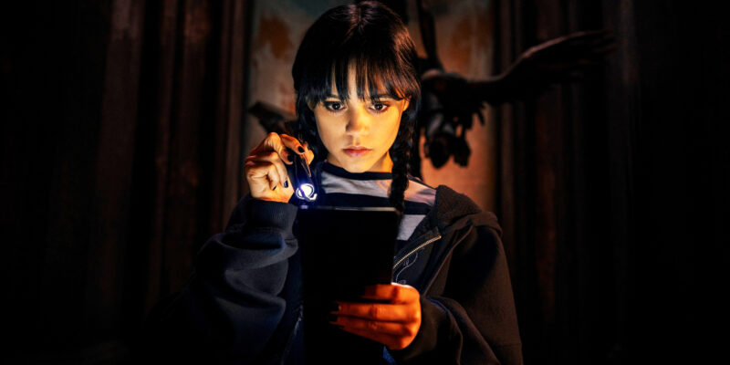 Jenna Ortega afirmou que 2ª temporada de Wandinha terá mais “ação e terror”.