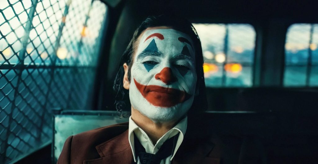 Coringa Joaquin Phoenix Christopher Nolan Final alternativo Roteiro Musical Arthur Fleck Heath Ledger Trilogia O Cavaleiro das Trevas Delírio a Dois Hollywood Reporter Detento Cena cortada